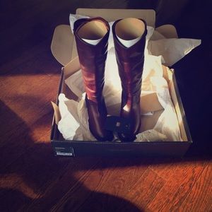 Frye Melissa 2 Button-WINE size 8.5